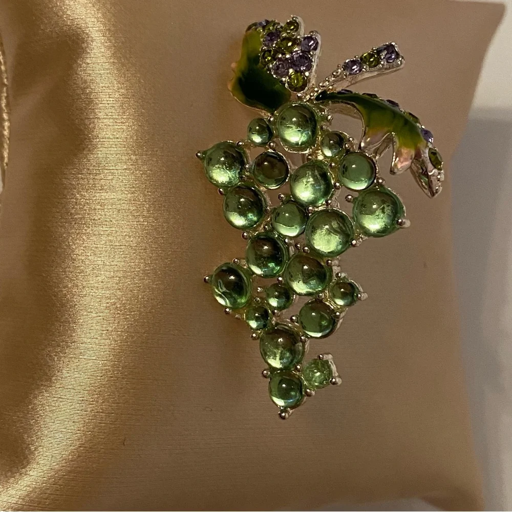 MONET BROOCH PIN GREEN GRAPES BUNCH CLUSTER ENAMEL LEAVES PURPLE RHINESTONES
